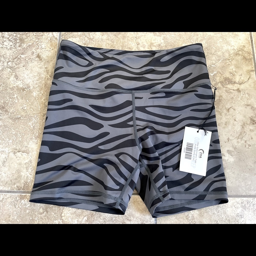 ZYIA Active Gray Safari Light N Tight Hustle Shorts 4” *Size M*